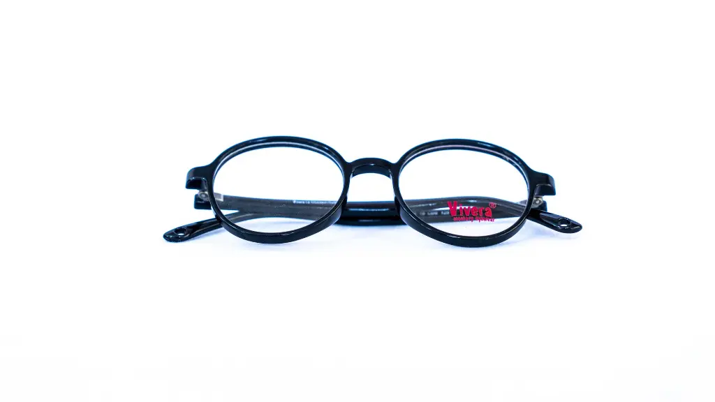 monture de couleur noir exposée chez luxe optique dakar.webp