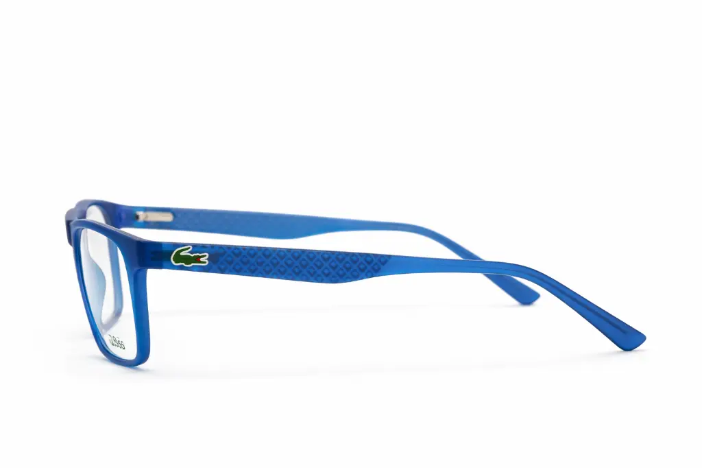 Détail de la monture Lacoste bleue – Showroom Luxe Optique.webp