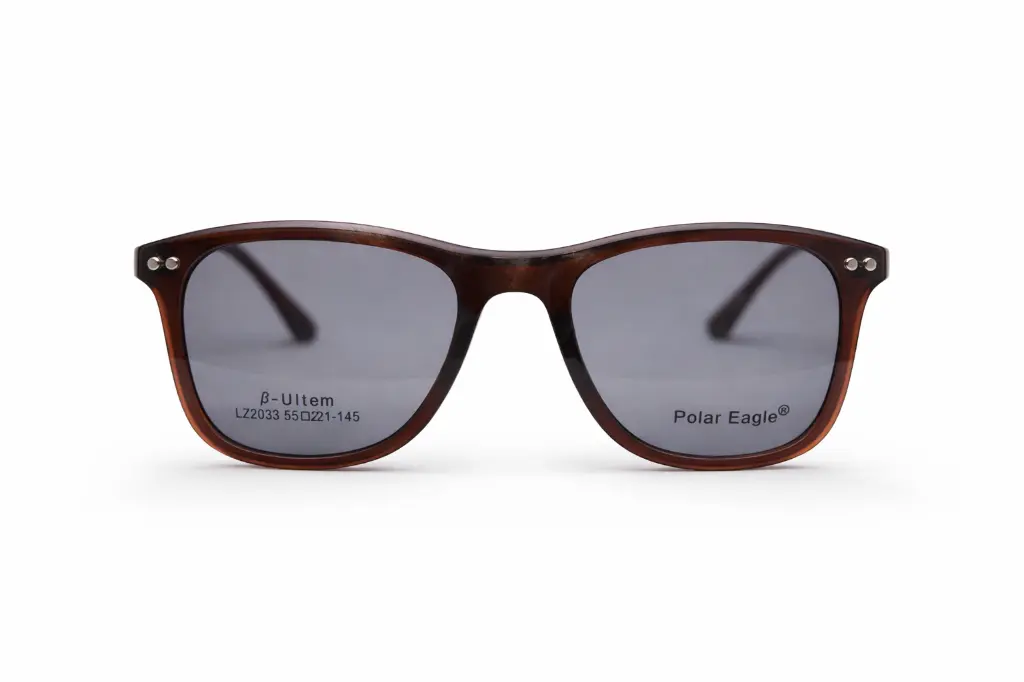 Monture ovale Polar Eagle avec clip solaire – opticien Dakar.webp