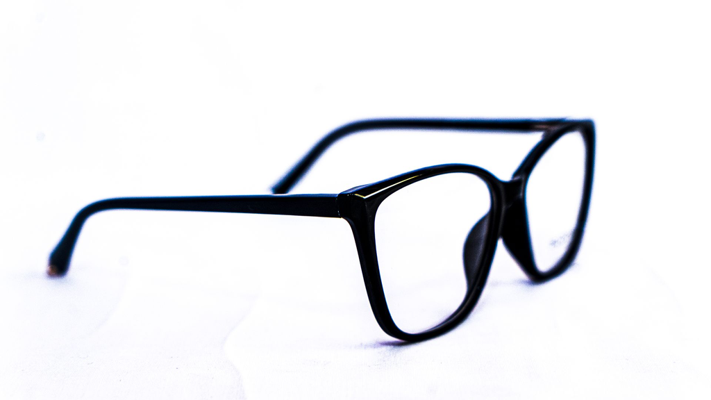 Lunette noire – Femme élégante Dakar