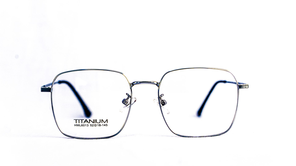 Lunette Titanium femme carrée – Luxe Optique Dakar