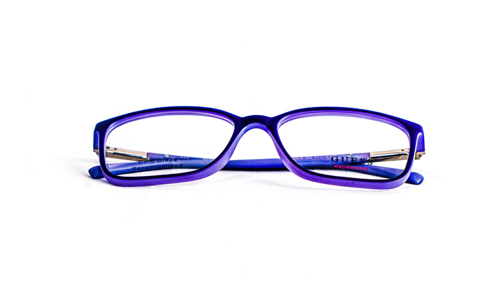 Vue latérale lunette Guess violette – Dakar VDN