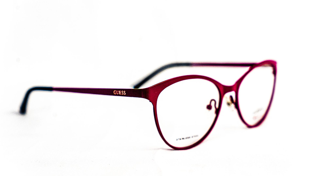 Vue de profil lunette papillon Guess – Luxe Optique