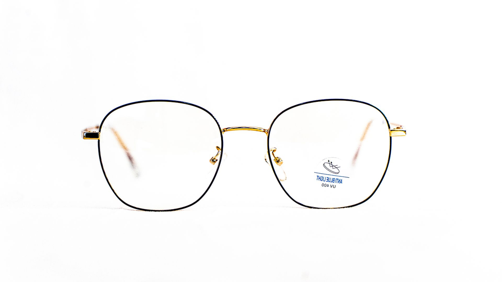 Vue de face lunette carrée Titanium – Luxe Optique