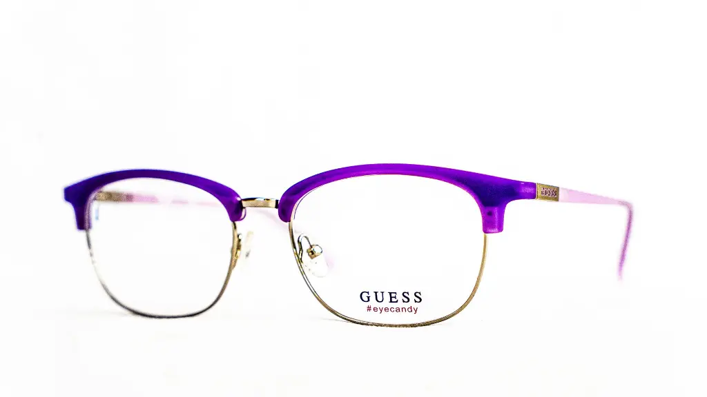 Détail de la monture Guess violette – Finition raffinée