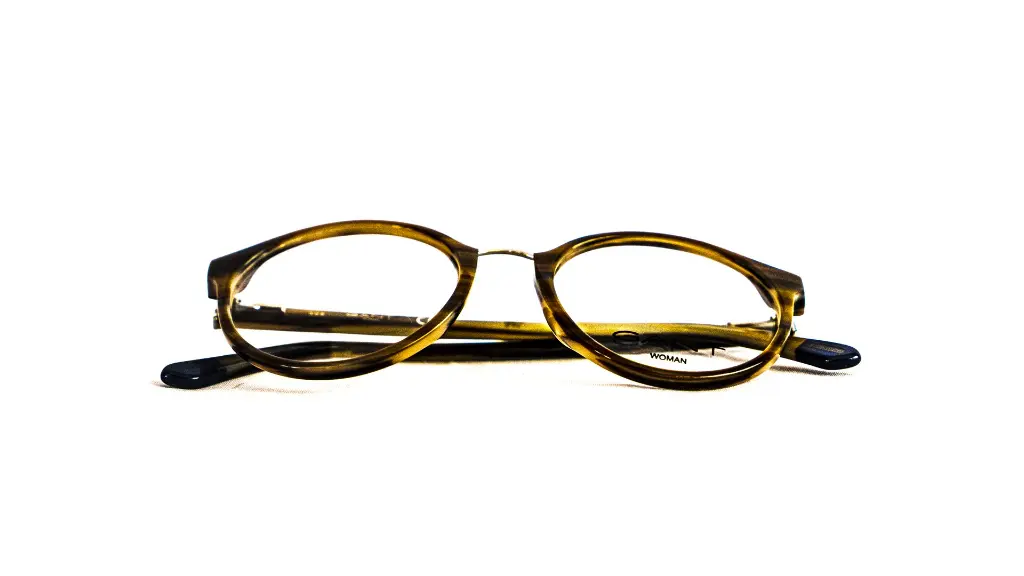 Détail du pont en métal doré - opticien dakar