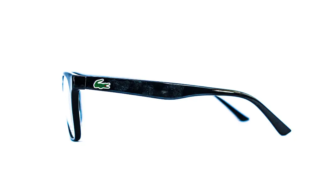 Détail des branches – logo Lacoste discret