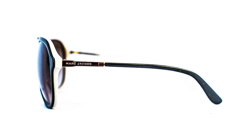 Détail des branches et finitions Marc Jacobs - opticien dakar