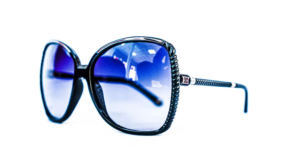 Vue de profile – lunette de soleil ovale chic