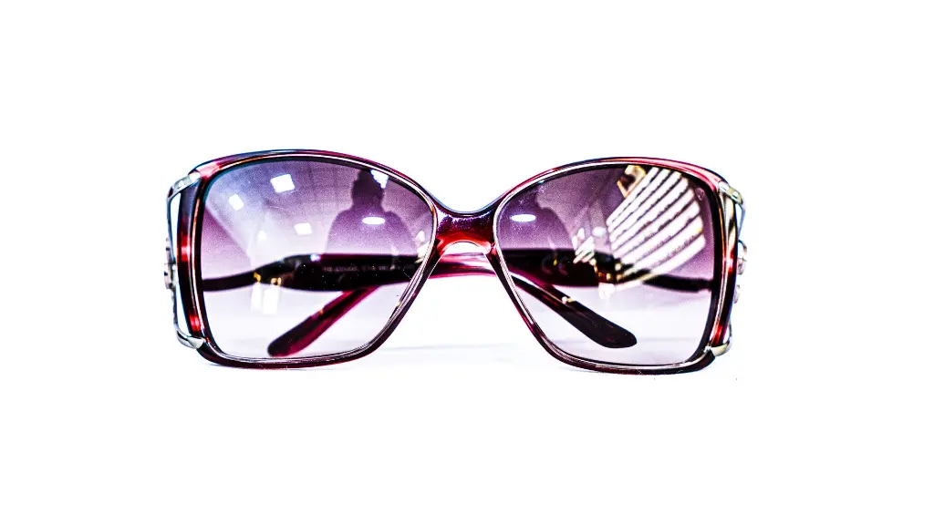 Lunette de soleil Romanson rouge – luxe optique dakar