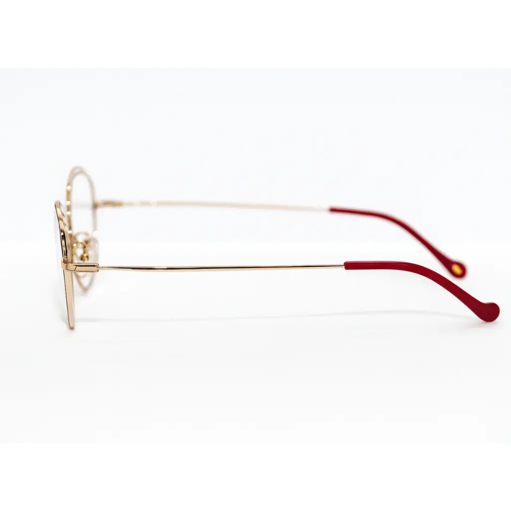 Détail métal doré – brillance et finesse chez luxe optique.webp