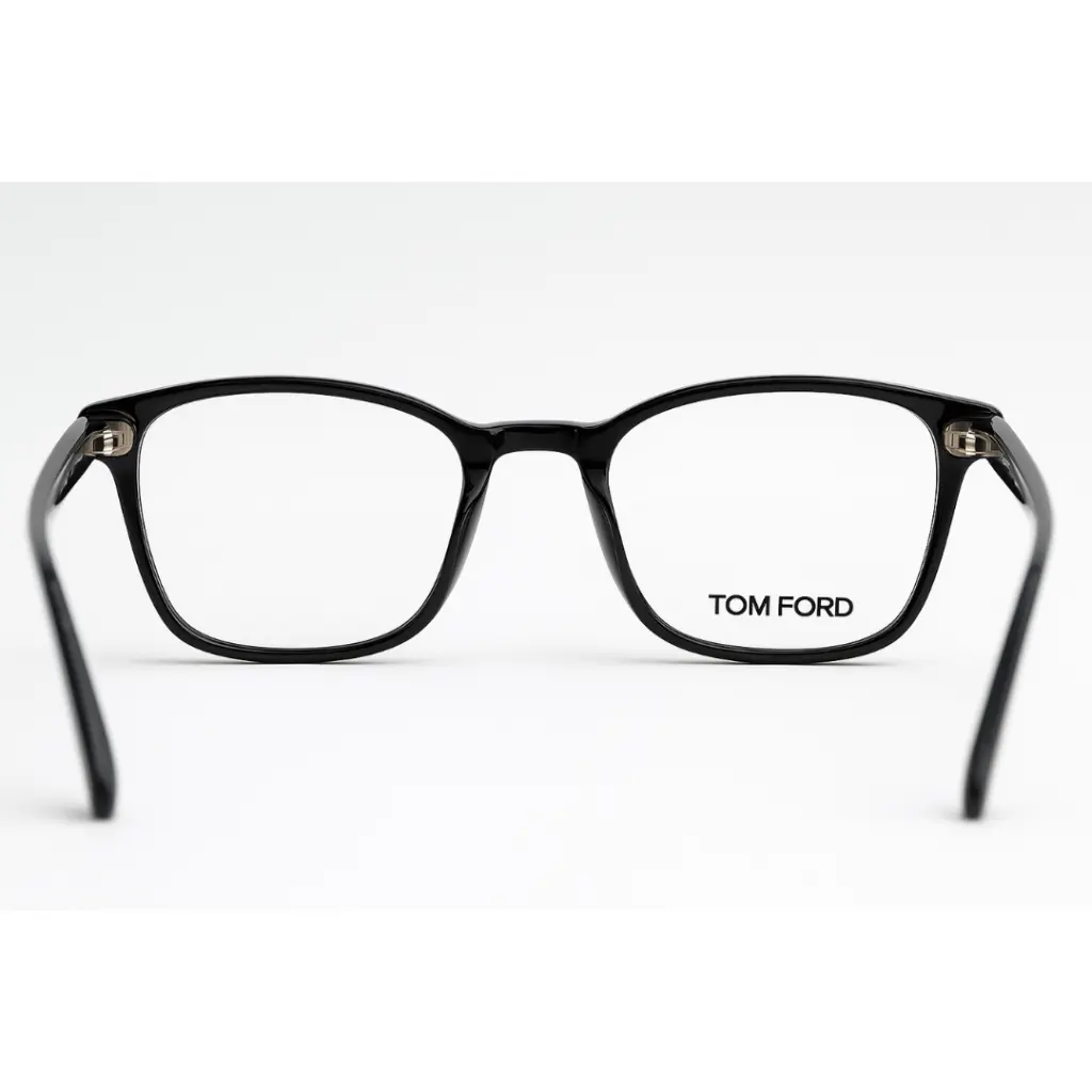 Lunette Tom Ford exposée chez Luxe Optique Dakar.webp
