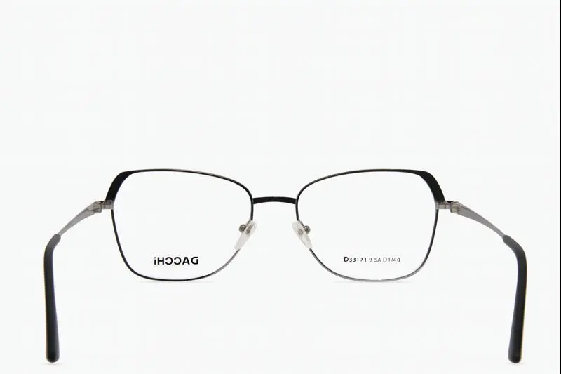 Lunette femme chic Dacchi en métal – showroom Luxe Optique.webp